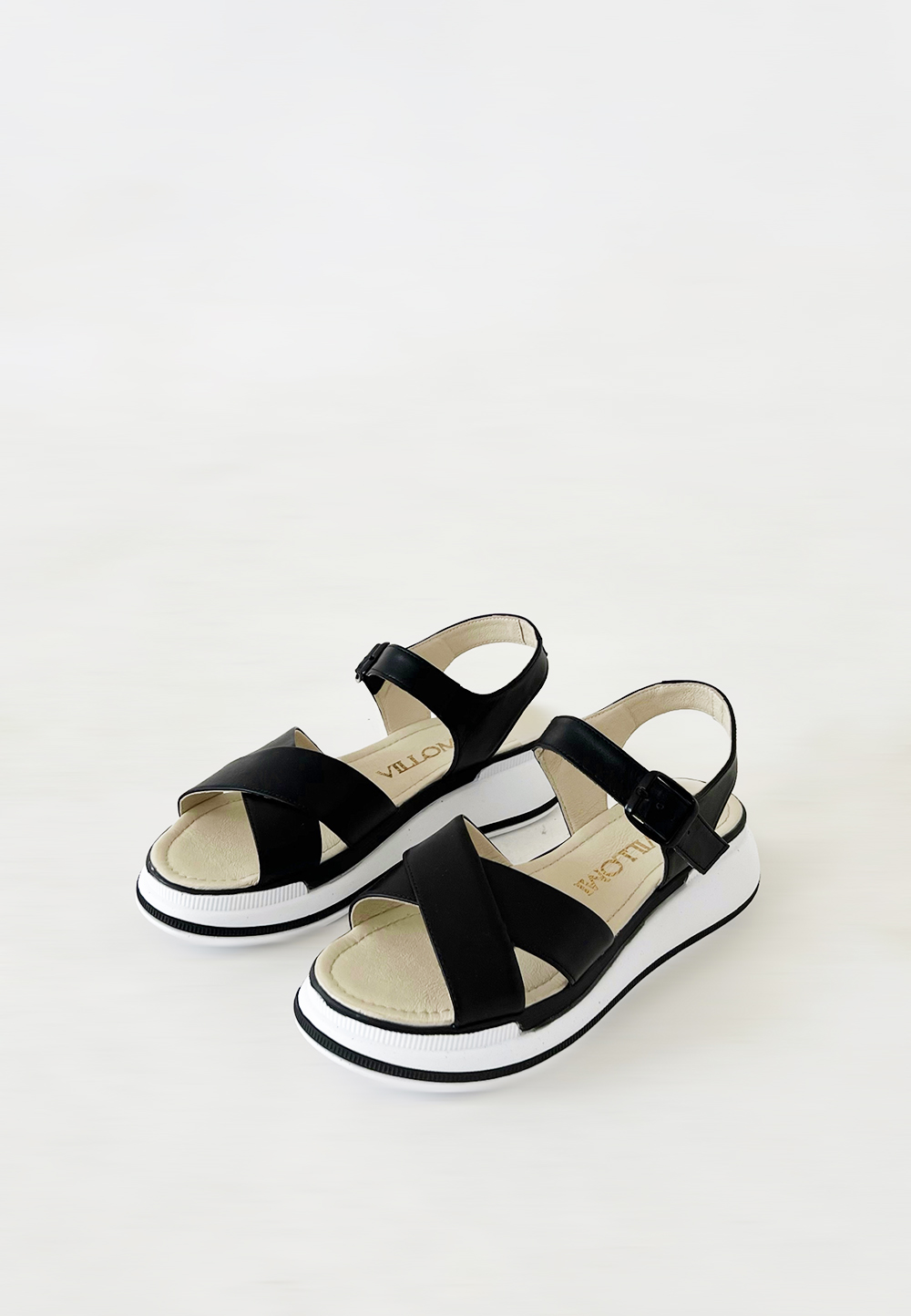 Чорні шкіряні босоніжки на білій танкетці (vm-110-50ch)