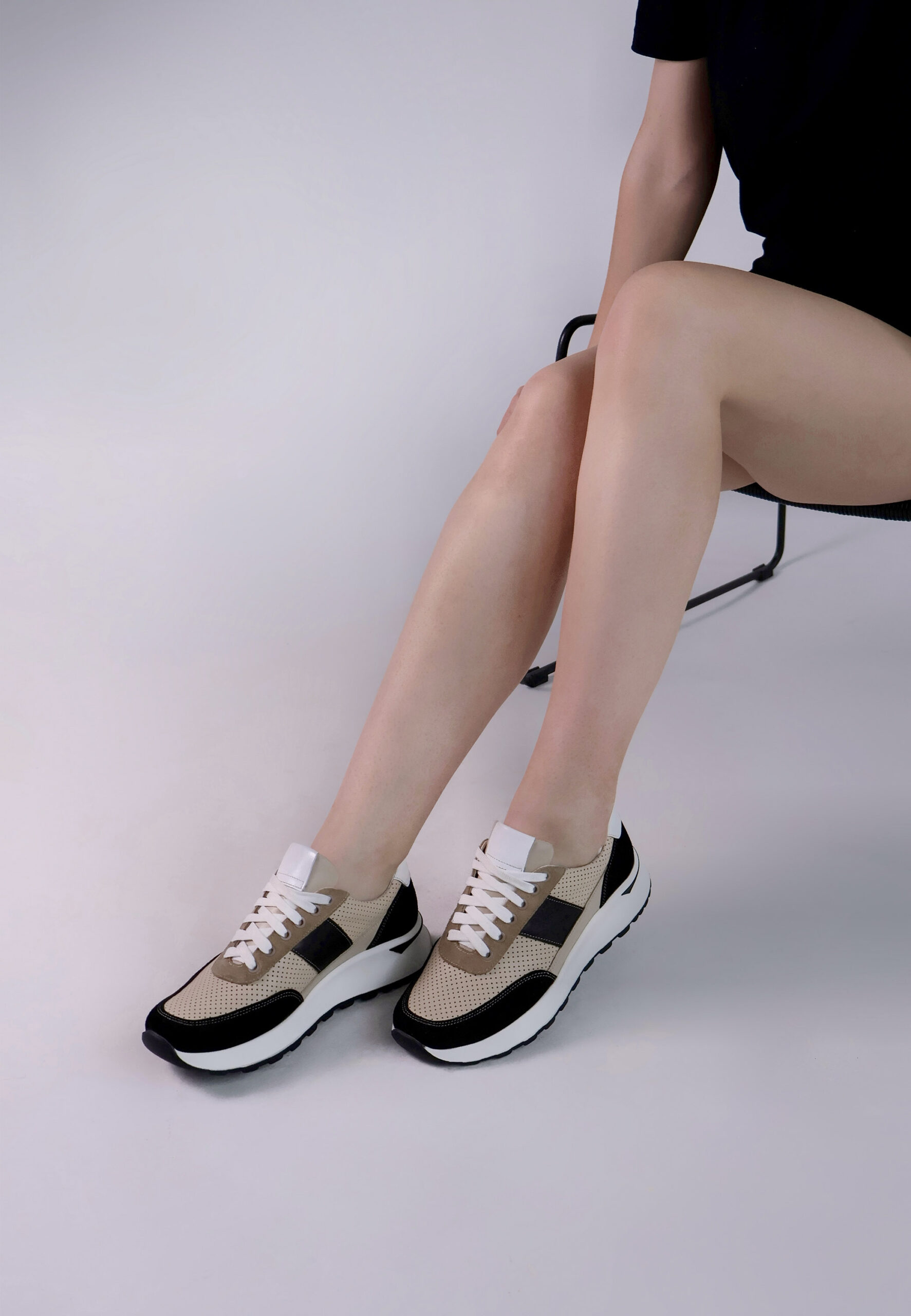 Бежеві шкіряні жіночі кросівки із замшевими вставками (vm-om-192) - Зображення 3