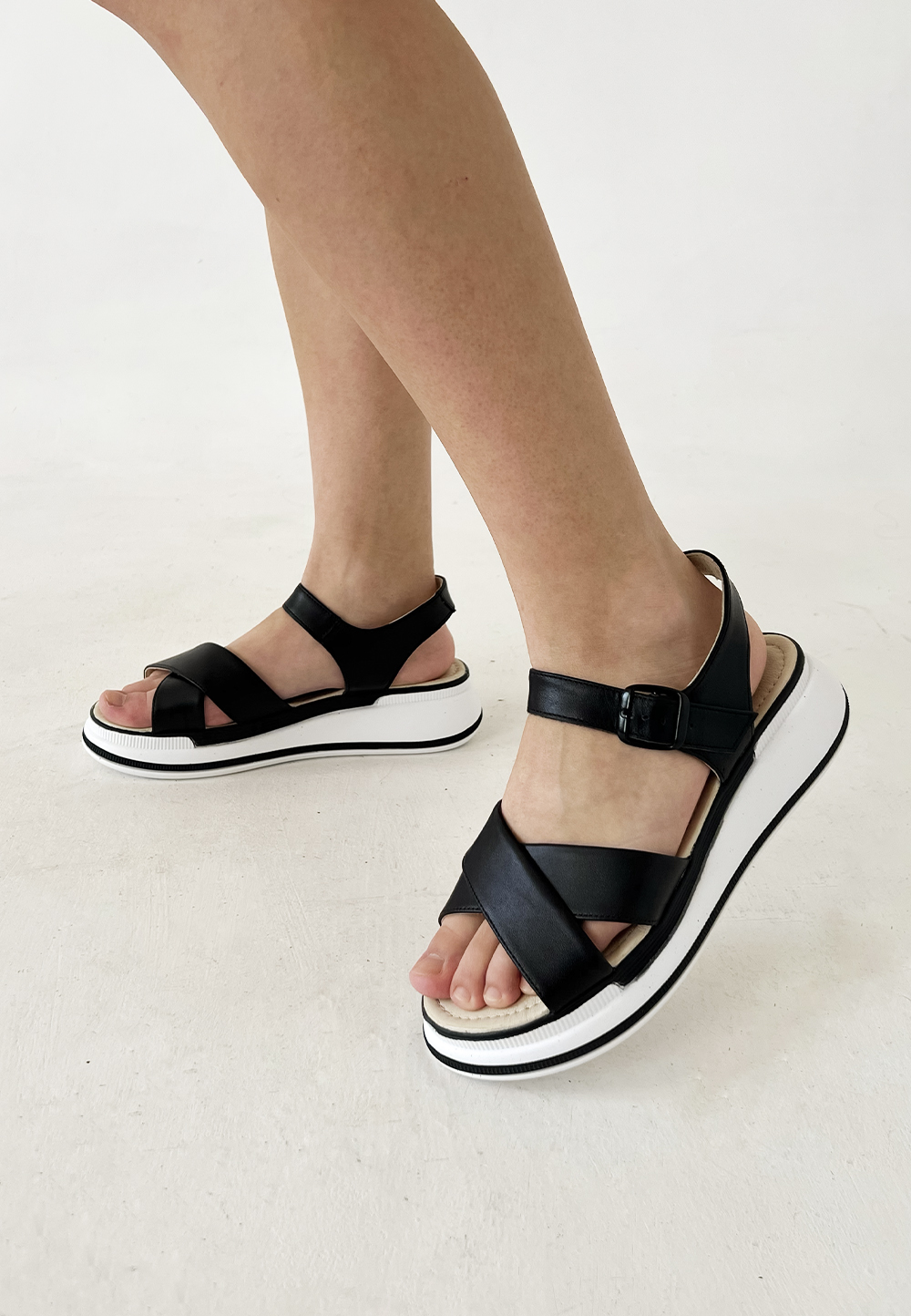 Чорні шкіряні босоніжки на білій танкетці (vm-110-50ch) - Зображення 2