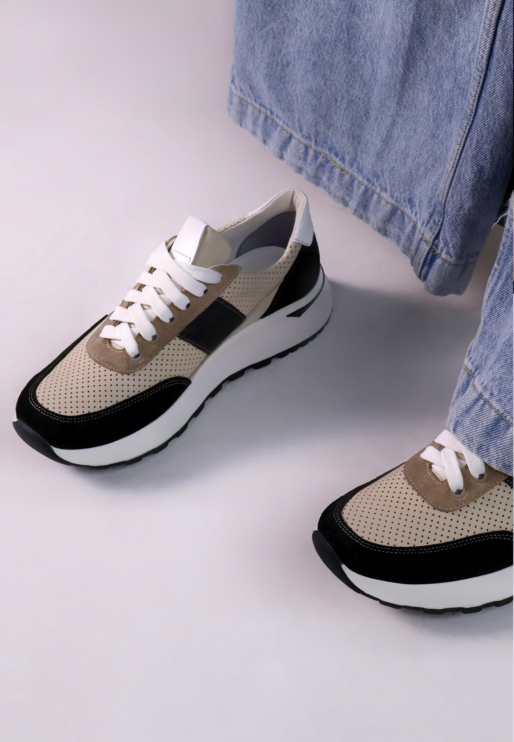 Бежеві шкіряні жіночі кросівки із замшевими вставками (vm-om-192) - Зображення 2