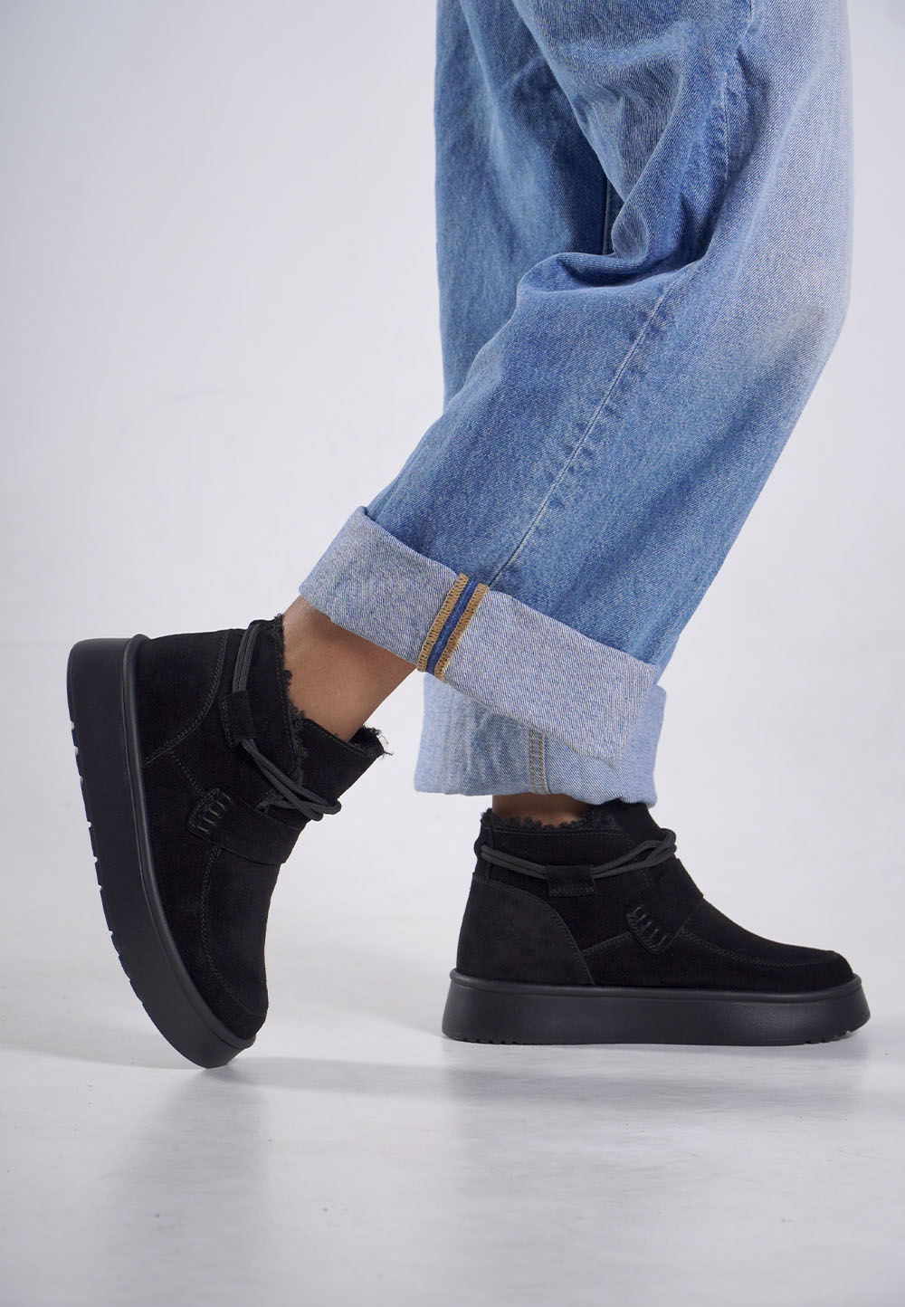 Чорні черевики зима на танкетці — натуральна замша (vm-ug-061)