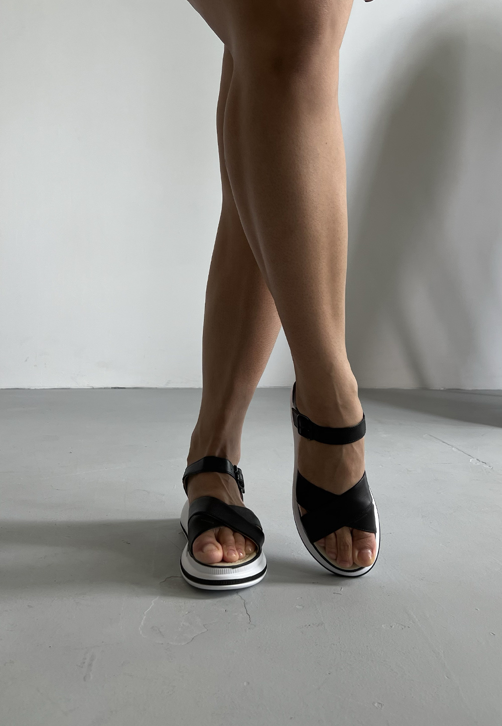 Чорні шкіряні босоніжки на білій танкетці (vm-110-50ch) - Зображення 4