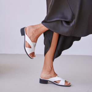 Жіночі шльопанці білого кольору шкіряні (vm-210-13b)