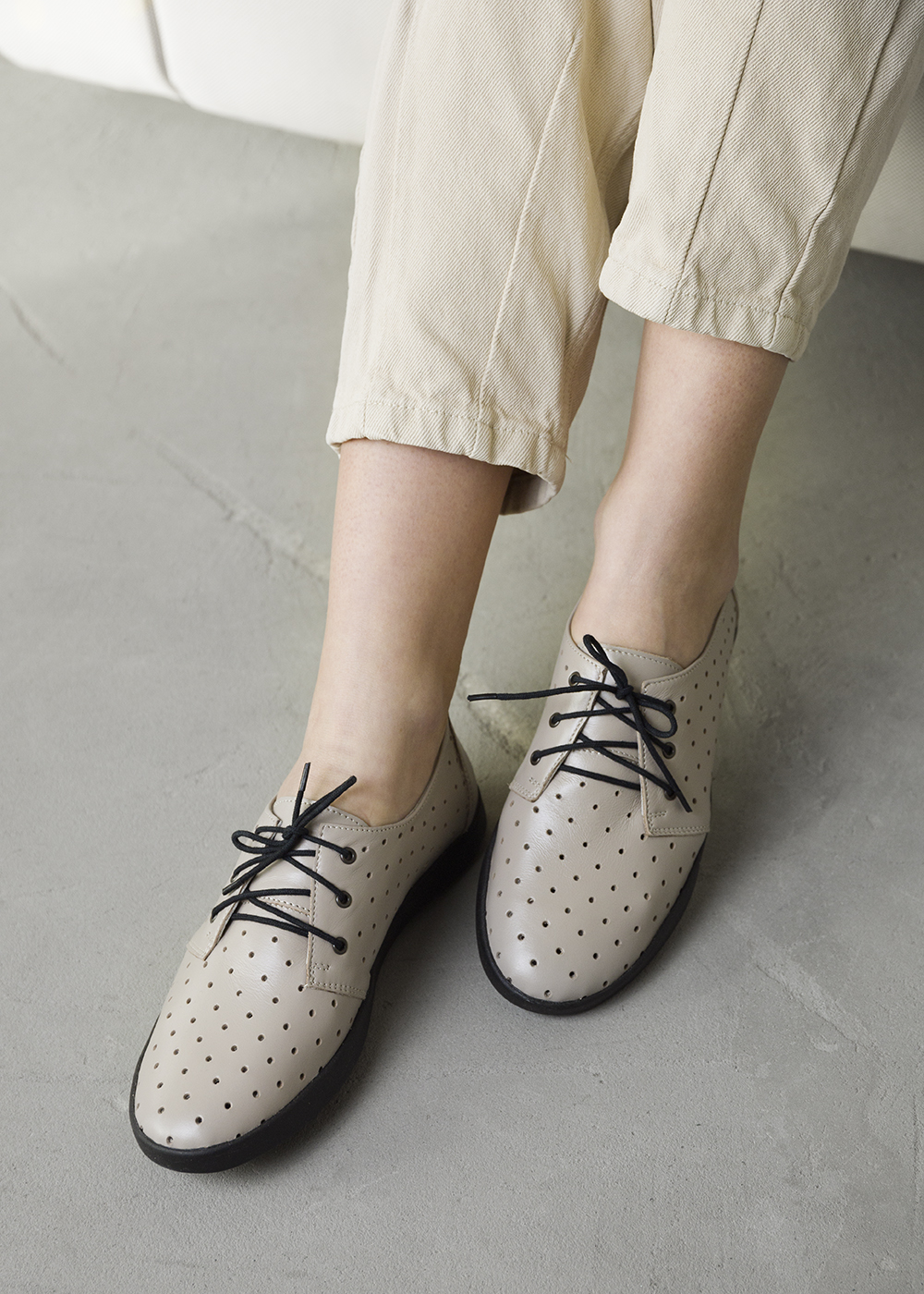 Жіночі шкіряні мокасини кольору капучино з перфорацією (vm-am-092) - Зображення 2