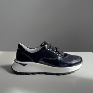 Стильні жіночі чорні кросівки з лаковими вставками (vm-omega-35ch)